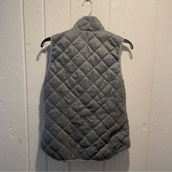 Old Navy Women’s Quilted Zip-Up Vest - Picture 4 of 6